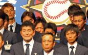 壇上で厳しく中田(右)を見るダルビッシュ(左奥)(撮影・井上学)