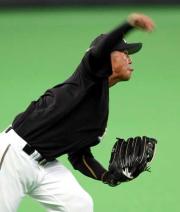 外野守備練習で舌を出して送球する中田（撮影・黒川智章）