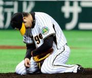 4回表1死、安藤はヒューバーに中前打を打たれマウンド上でがっくり