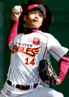 ブルペンで力強い投球を披露した楽天新人の則本（撮影・高田文太）