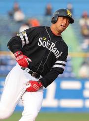8回表2死、松中は2試合連続となる本塁打を放ち股間を握って三塁を回る