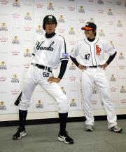 復刻版ユニホームのお披露目を行った川崎(左)。右は杉内