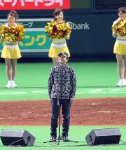 ソフトバンク対楽天　試合後、「勝利の空へ」を熱唱する藤井フミヤ