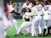 １２回裏２死二塁、田上はサヨナラ打を放ちナインから手荒い祝福を受ける