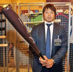 ミズノ製のバットを手にポーズを決める吉村