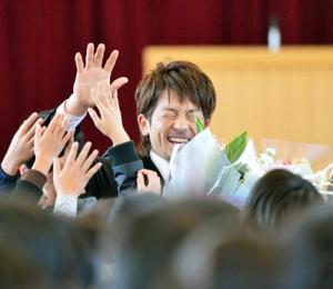 母校の草津市立老上小で、児童にもみくちゃにされながら退場する松田