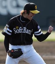 完封勝利を飾った杉内は気合の入った表情でこん身のガッツポーズをつくる