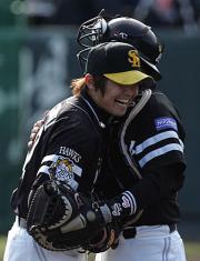 杉内(左)は、捕手の的山と喜ぶ