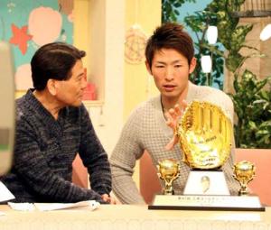情報番組でゴールデングラブ賞のトロフィーを披露する本多、左は映画評論家のおすぎ