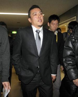 推定年俸６０００万を保留した大隣は記者たちに囲まれながら会見場を後にする