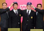 帽子をかぶせてもらう松井外野手（右から２人目）と麻生内野手