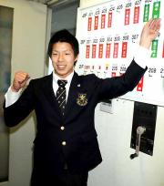 入寮した巨人4位の橋本到はネームプレートを指し、活躍を誓う