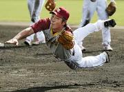 ノックの打球に勢いよく飛び付く塩川（撮影・中島郁夫）