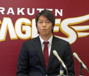 球団事務所で契約更改を終え、会見に臨む楽天戸村