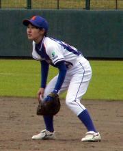 7回、一塁の守備につく黒陵クラブの小山麻衣子内野手