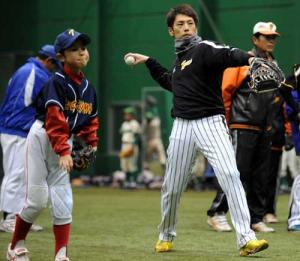 野球教室で少年らとキャッチボールする渡辺（撮影・河南真一）