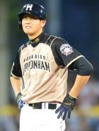 4回表、小谷野の右前打で二塁に進み、塁上で厳しい表情を見せる大谷