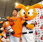お立ち台に上がった巨人菅野(左)はジャビットとの記念撮影に舌を出して照れまくった