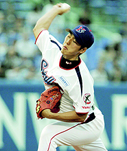 ５回を３安打無失点で今季初勝利を挙げたヤクルト川島（共同）