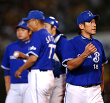 ６回途中５失点で降板する横浜三浦（撮影・河南真一）