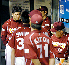 オリックス対楽天　４回に３点を失った一場（左）は、ベンチで野村監督から説教される（撮影・下田雄一）