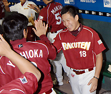 ８勝目を挙げベンチでナインと握手をかわす田中（右）（撮影・下田雄一）