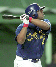 ７回オリックス無死、ローズが左越えに勝ち越し本塁打を放つ（共同）