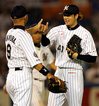 完封で10勝目をマークした小林宏(右)は福浦と笑顔でグータッチ(撮影・宇治久裕)