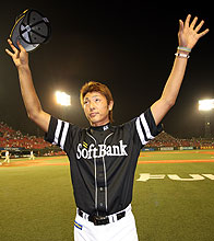 今季３勝目を挙げたソフトバンク斉藤和はスタンドの声援に応える（撮影・進尚幸）