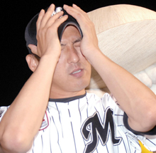 お立ち台で感極まって涙するロッテ小野（撮影・下田雄一）