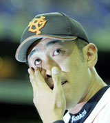 移籍後初勝利を挙げ、お立ち台で涙をぬぐう巨人門倉(共同)