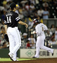 11回裏オリックス1死一塁、馬原は、ローズにサヨナラ本塁打を浴びガックリ(撮影・岡潤一)