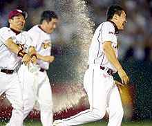楽天対ロッテ　草野のサヨナラ打で勝利。５回で降板した先発田中も大喜び（撮影・たえ見朱実）