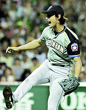 8回1安打無失点の好投で11勝目を挙げた日本ハム・ダルビッシュ(共同)