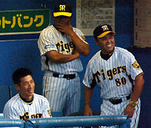 阪神対広島　阪神ベンチでは岡田監督（右）の笑顔も見られた（撮影・河南真一)