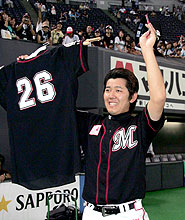 日本ハム対ロッテ 無四球完封で11勝目を挙げ、スタンドの声援に帽子を振って応える成瀬(撮影・黒川智章)