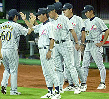 中国に快勝し、田中(60)らナインを迎える(左から)星野監督、田淵コーチら(共同)