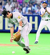 7回中日1死一、三塁、井端のゴロを阪神藤原が落球し、追加点を許す(共同)