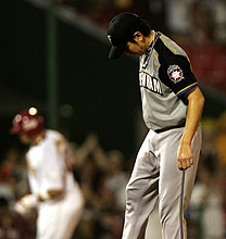 4回裏1死、フェルナンデス(左)に本塁打を打たれた日本ハム武田勝(撮影・長島一浩)