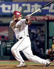 楽天対日本ハム 8回裏楽天2死一、二塁、山崎武は左越えに40号本塁打を放つ(撮影・中村誠慈)