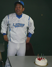 45歳の誕生日を迎えて笑みを浮かべる西武伊東監督