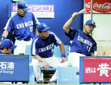 ８回、降板しベンチでバットを振り上げる中日川上（右端）（共同）