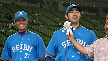 照れながらヒーローインタビューを受けるG・G・佐藤(右)と細川(撮影・神戸崇利)