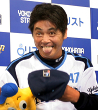 横浜対巨人 後半戦負けなしの4連勝を飾り好調な工藤はお立ち台で舌を出しておどける(撮影・中島郁夫)