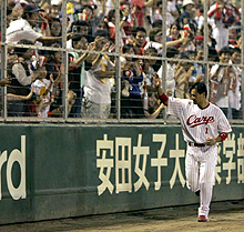 ２０００本安打を達成し試合後、グラウンドを１周しファンにあいさつする前田智（撮影・渦原淳）