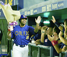 9回、通算400本塁打を放ちナインの祝福を受けるオリックス・ローズ(共同)
