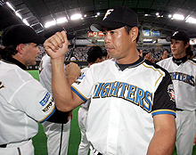 日本ハム対西武　試合後、ヒルマン監督（左）とグータッチする田中幸（撮影・長島一浩）