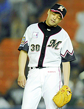 ９回、セギノールに逆転３ランを浴びたロッテ小林雅（共同）