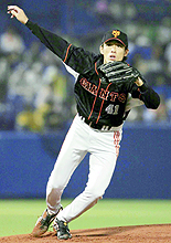 ８回途中を２失点で12勝目を挙げた巨人木佐貫（共同）