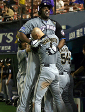 ロッテ対日本ハム 9回表日本ハム1死二、三塁、逆転の3点本塁打を放ったセギノール(上)は森本に持ち上げられる(撮影・長島一浩)